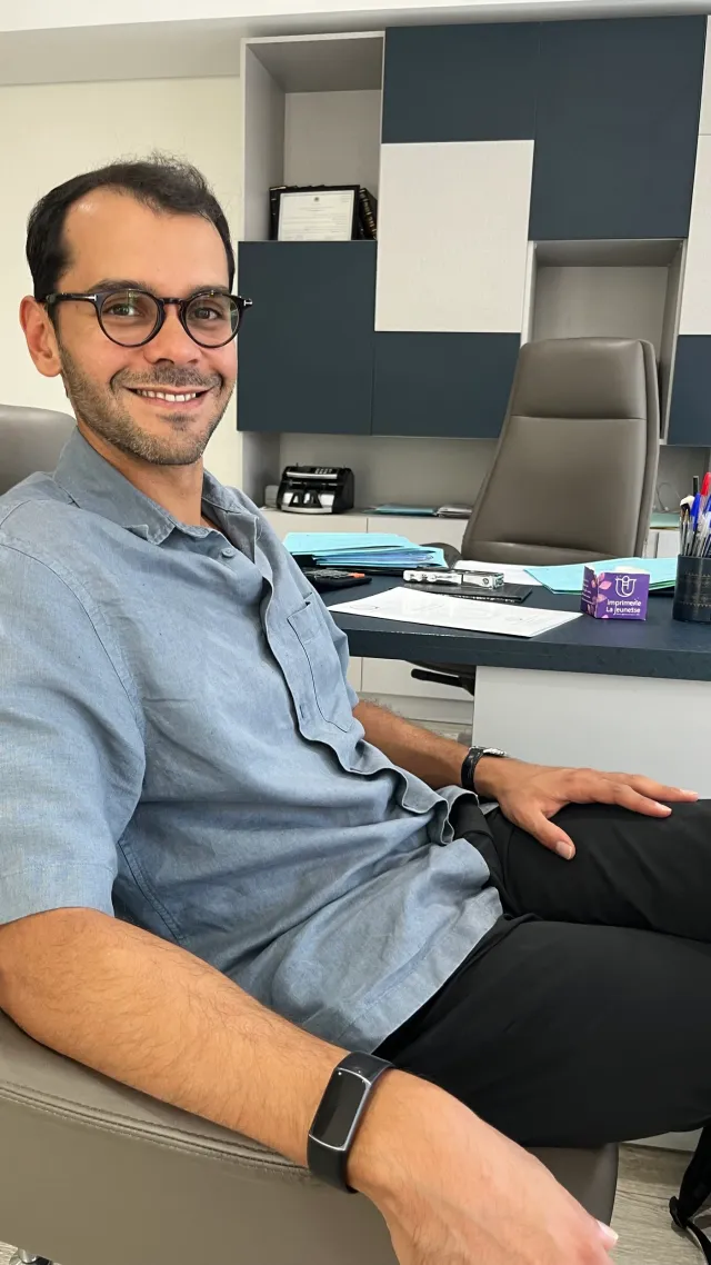 Youssef Tlemçani souriant dans l'étude du notaire, le jour de la signature de son premier achat immobilier au Maroc